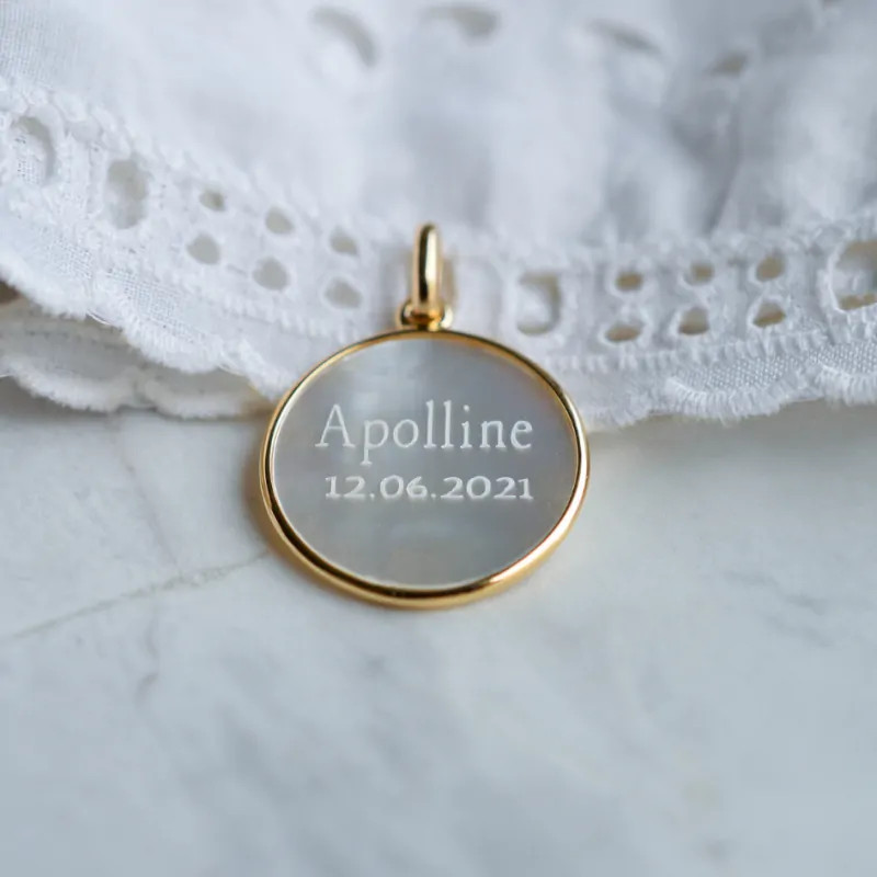 Medalla de Bautismo Virgen Nuestra Señora de París - Nácar y Oro de 18 quilates