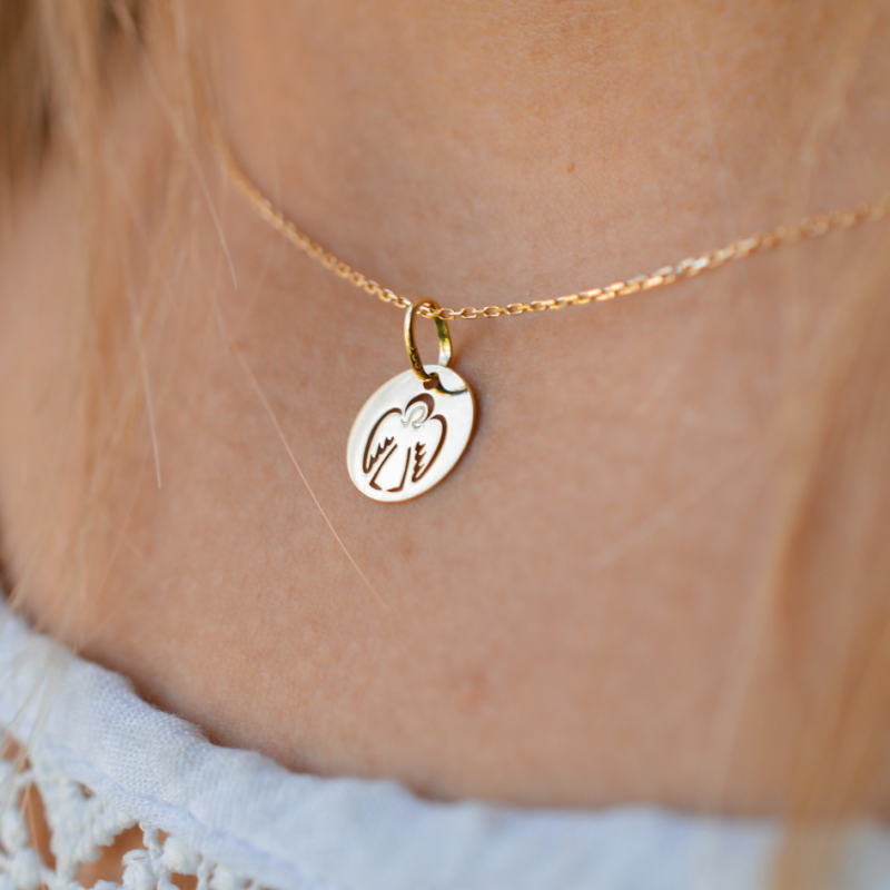 Medalla de bautismo: redonda calada del símbolo del Ángel en oro de 18 quilates