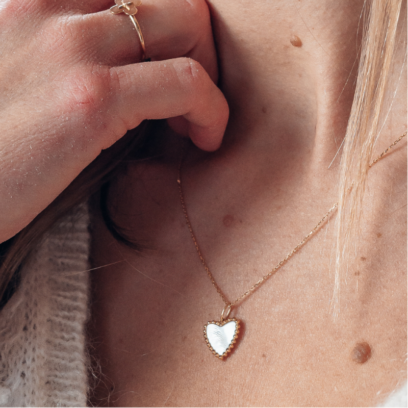 Colgante Corazón Sagrado Nácar Perlado Oro Amarillo 18 Quilates - Maison Laudate