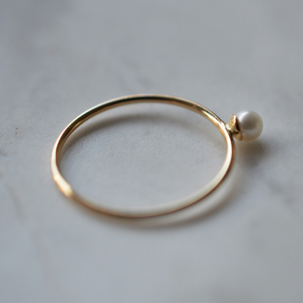 Anillo con perla en oro amarillo de 18 quilates