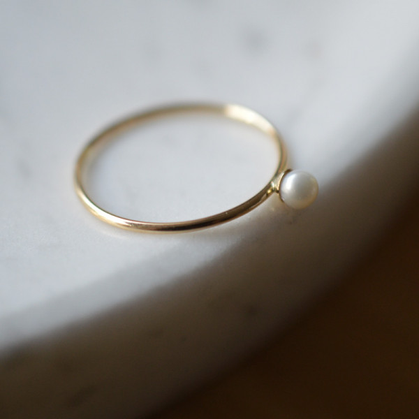 Anillo con perla en oro amarillo de 18 quilates