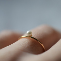 Anillo con perla en oro...