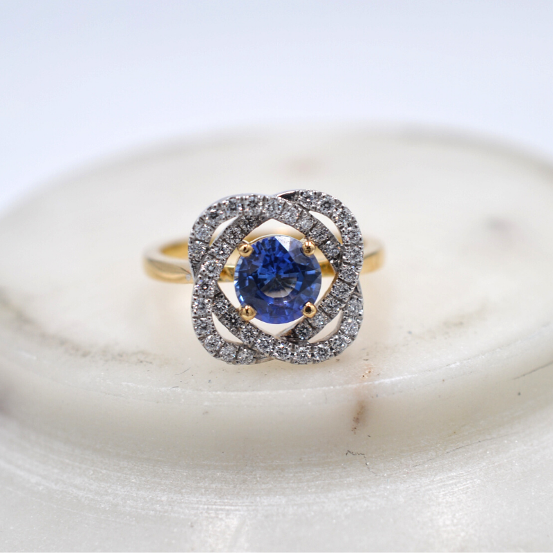 Anillo de Compromiso Rozala de Oro Amarillo de 18 quilates, Diamantes y Zafiro