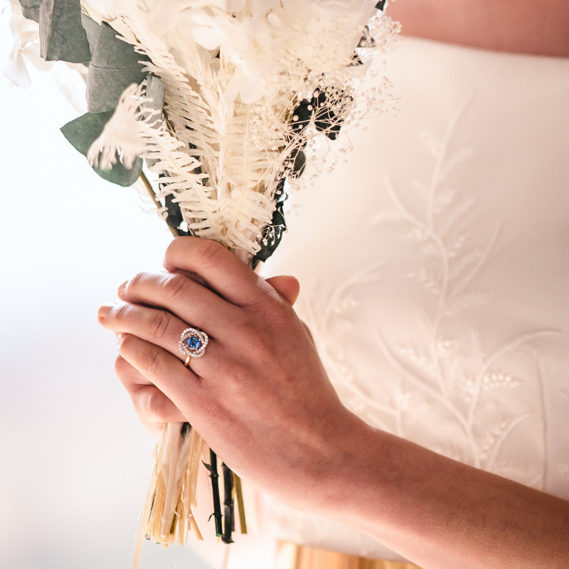 Anillo de Compromiso Rozala de Oro Amarillo de 18 quilates, Diamantes y Zafiro