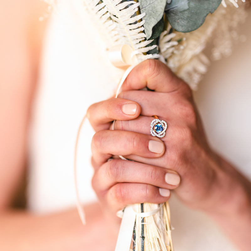 Anillo de Compromiso Rozala de Oro Amarillo de 18 quilates, Diamantes y Zafiro