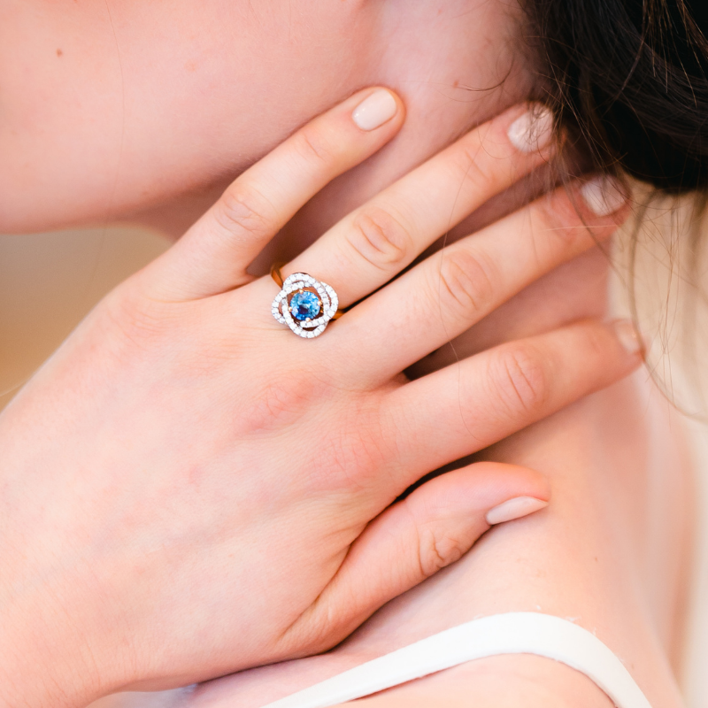 Anillo de Compromiso Rozala de Oro Amarillo de 18 quilates, Diamantes y Zafiro