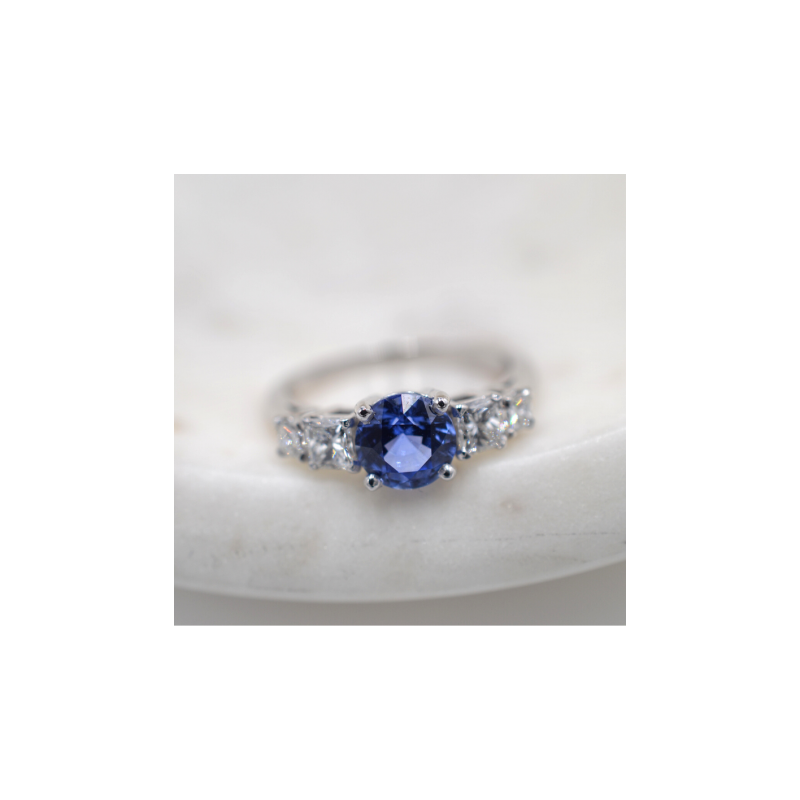 Anillo de compromiso Aliénor Oro Blanco 18 quilates Diamantes y Zafiro