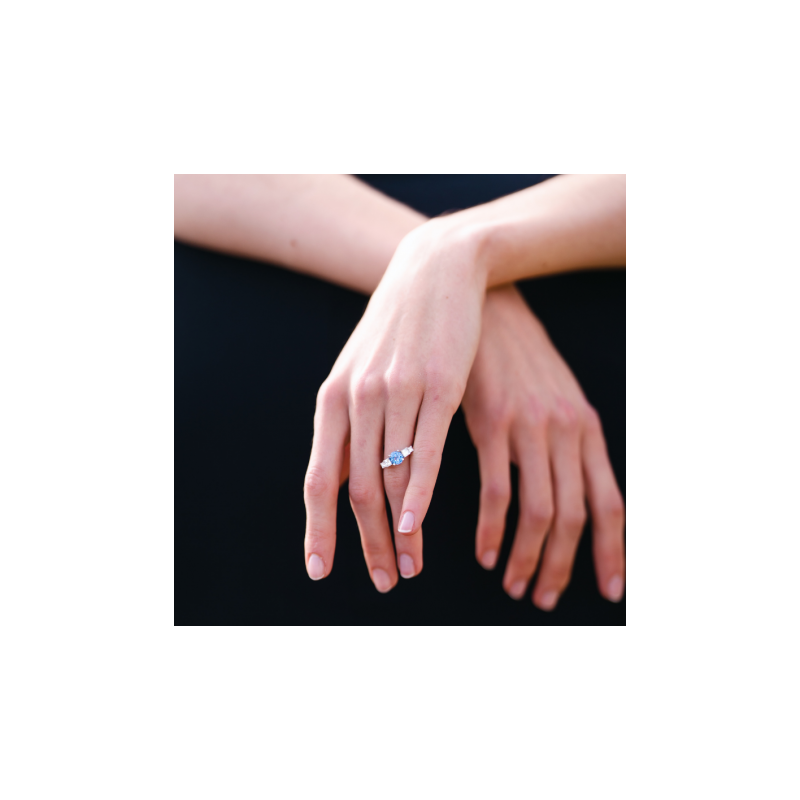 Anillo de compromiso Aliénor Oro Blanco 18 quilates Diamantes y Zafiro