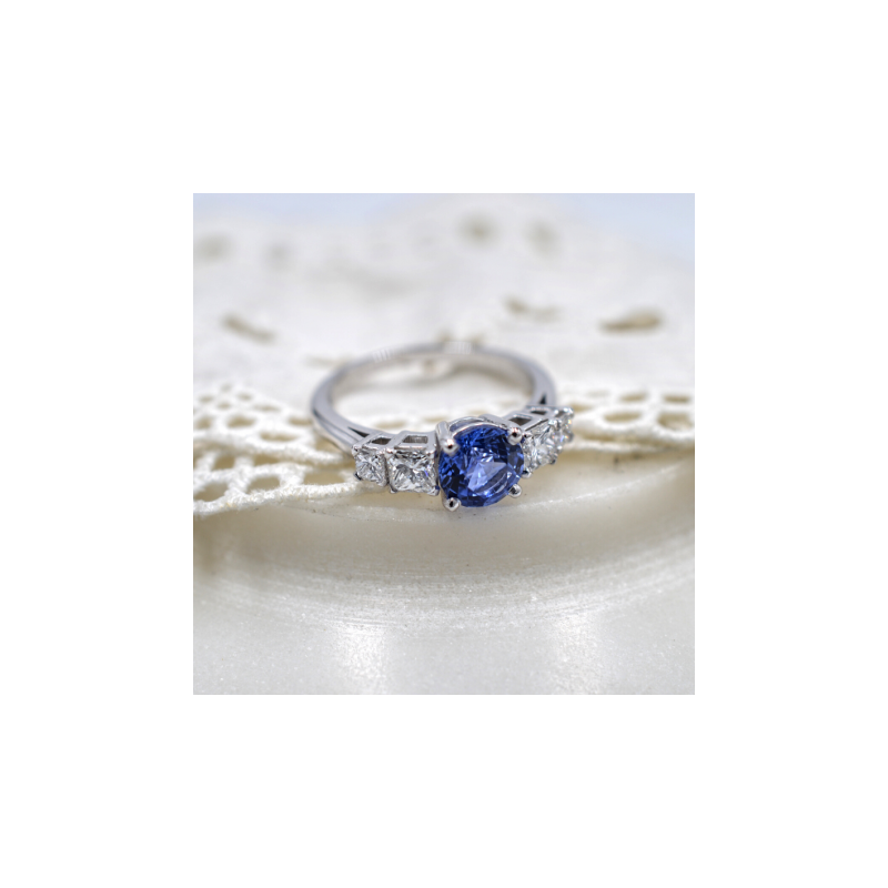 Anillo de compromiso Aliénor Oro Blanco 18 quilates Diamantes y Zafiro