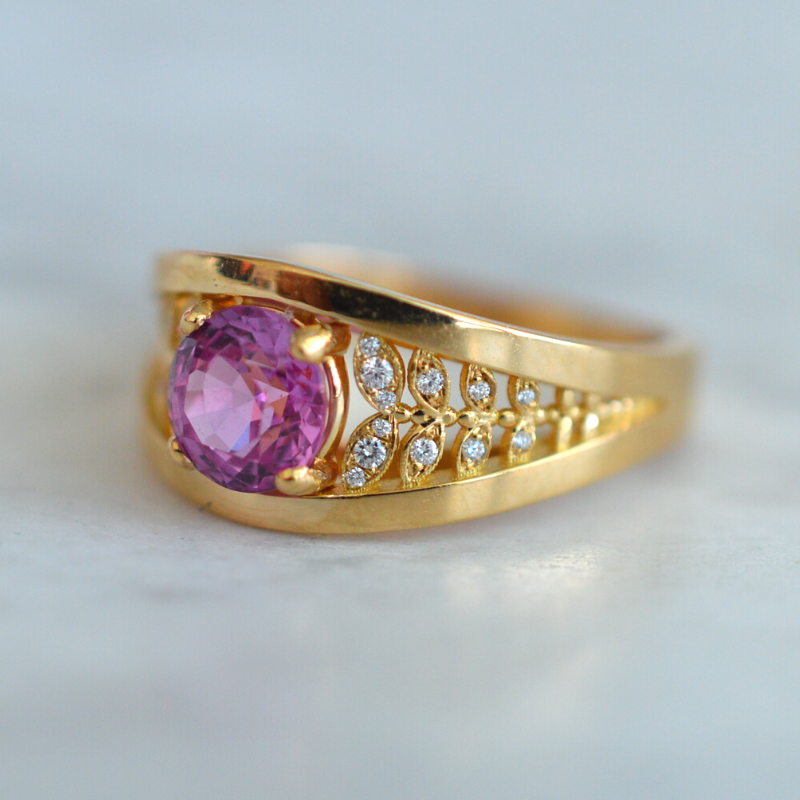 Casa Laudate - Nuestro Anillo de Compromiso en Oro, Zafiro Rosa y Diamante