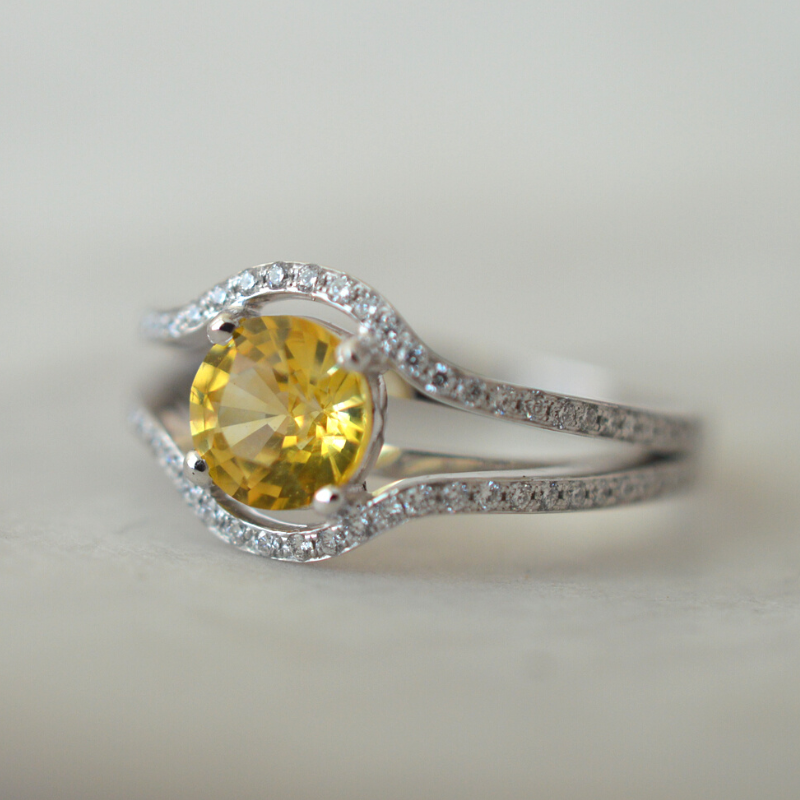Casa Laudate - Anillo de Compromiso Zafiro Amarillo, Diamante - Isabeau