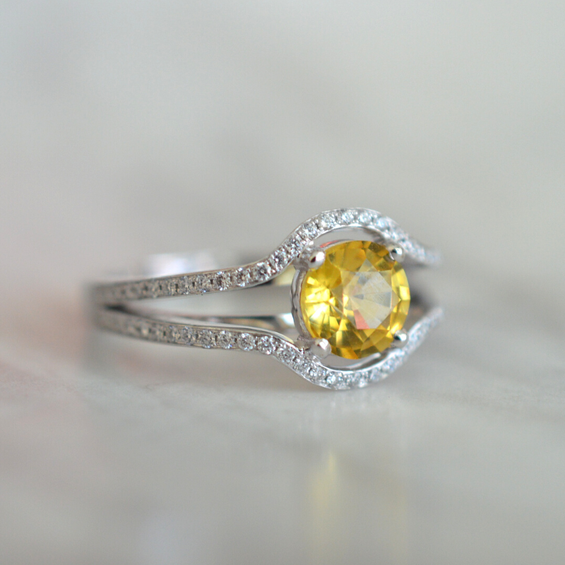 Casa Laudate - Anillo de Compromiso Zafiro Amarillo, Diamante - Isabeau