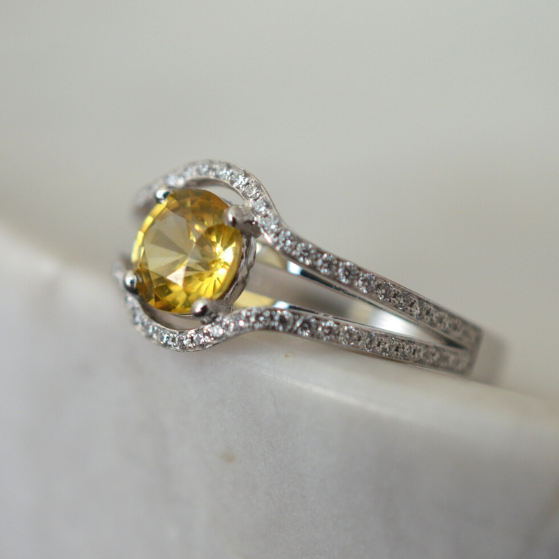 Casa Laudate - Anillo de Compromiso Zafiro Amarillo, Diamante - Isabeau
