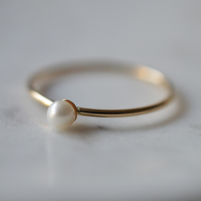 Anillo con perla en oro amarillo de 18 quilates