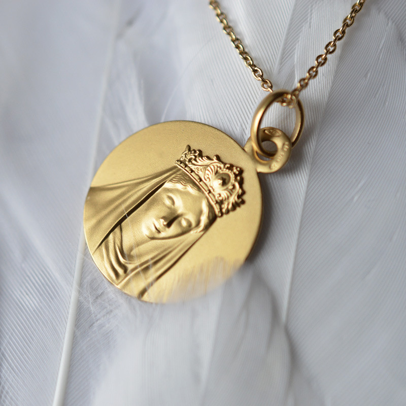 Medalla de Bautismo Virgen Reina en Oro Amarillo 18 Quilates - Casa Laudate