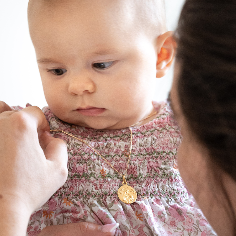 Medalla de Bautismo Nuestra Señora de los Ángeles Oro 18 Quilates - Casa Laudate