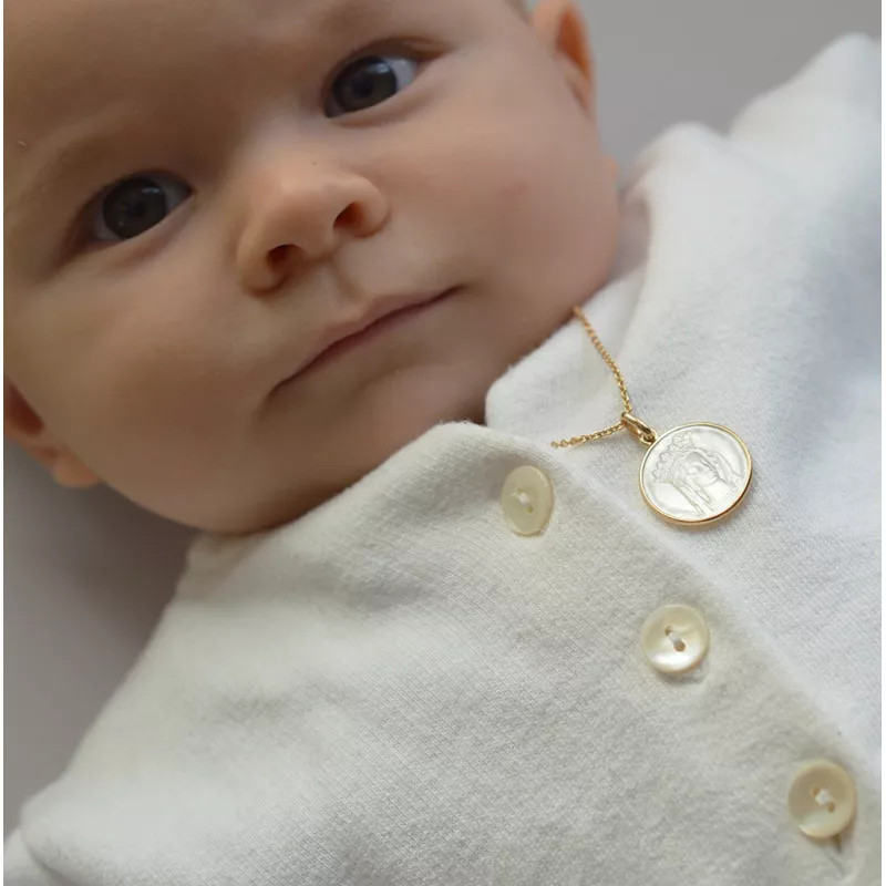 Medalla de Bautismo Virgen Nuestra Señora de París - Nácar y Oro de 18 quilates