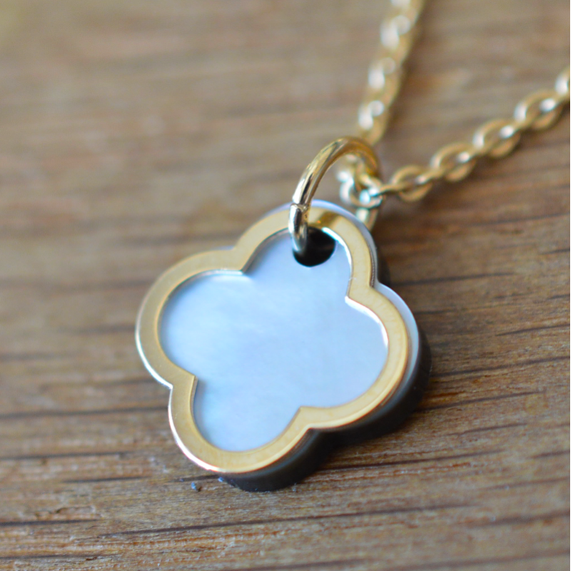 Colgante Trébol Madreperla Gris y Oro 18 Quilates - Casa Laudate