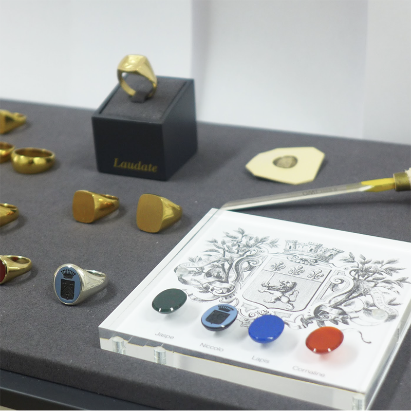 Anillo de hombre cuadrado con esquinas redondas en oro de 18 quilates - Casa Laudate