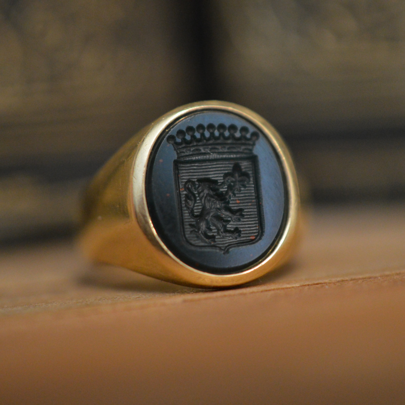 Chevalière or jaune 18 carats sur pierre - gravure sur jaspe