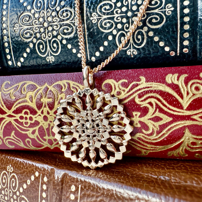 Colgante de rosetón en oroChapado - Maison Laudate