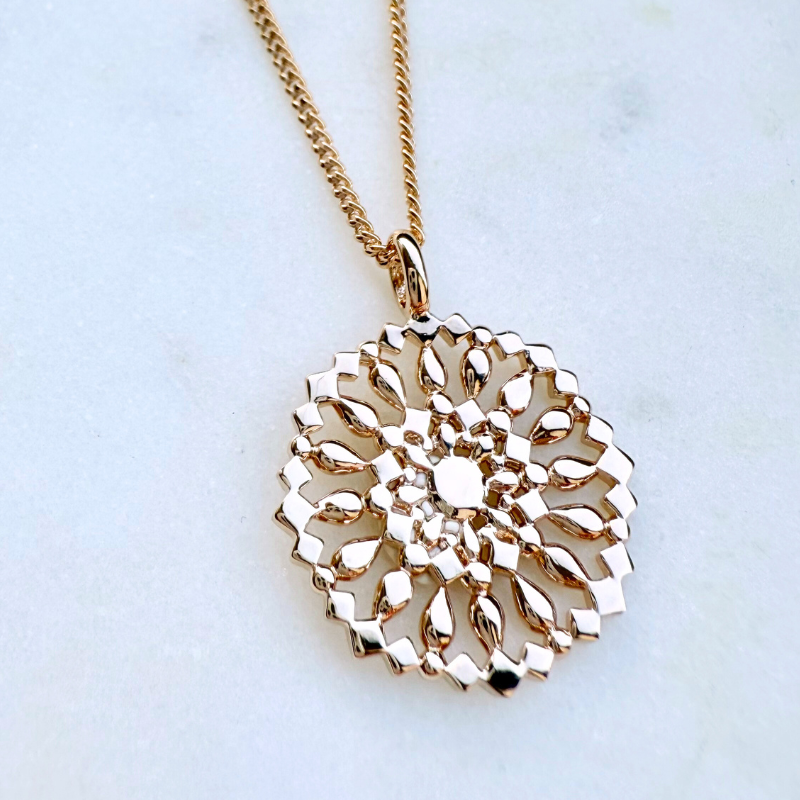 Colgante de rosetón en oroChapado - Maison Laudate