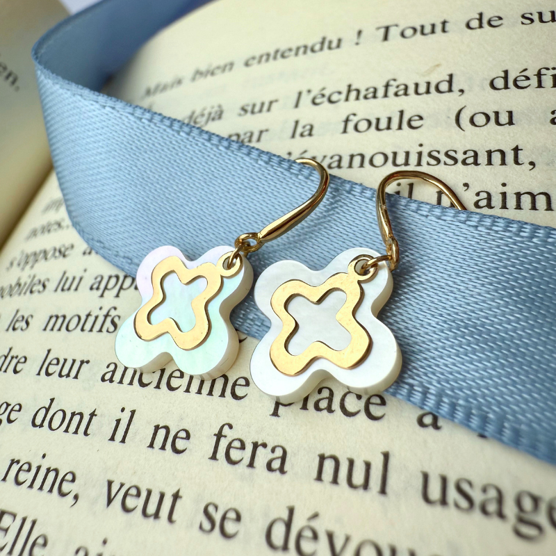 Pendientes cruz románica con nácar y oro de 18 quilates - Maison Laudate