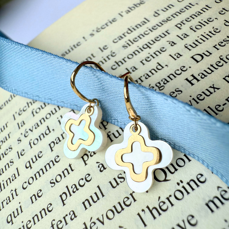 Boucles d'oreilles Croix Romane Nacre et Or 18 Carats - Maison Laudate