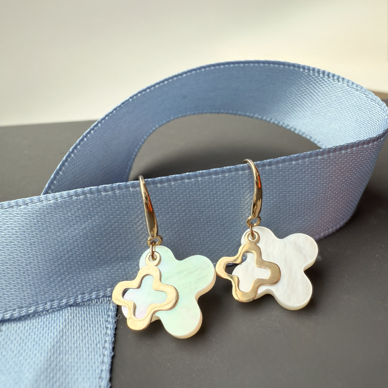 Boucles d'oreilles Croix Romane Nacre et Or 18 Carats - Maison Laudate