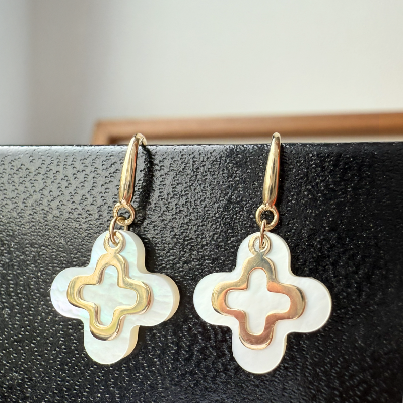 Boucles d'oreilles Croix Romane Nacre et Or 18 Carats - Maison Laudate