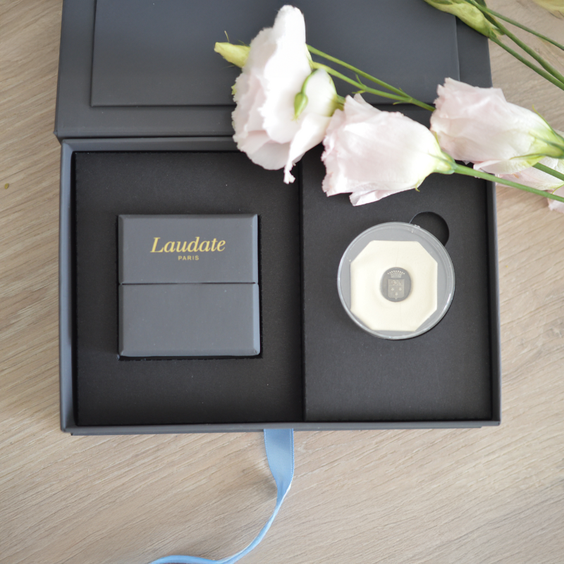 Anillo sellador personalizable sobre piedra de Jaspe y oro amarillo de 18 quilates