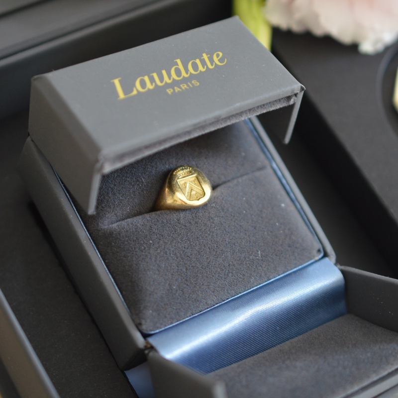 Anillo de sello Mujer Ovale Oro Amarillo 18 Quilates 9x7mm - Maison Laudate