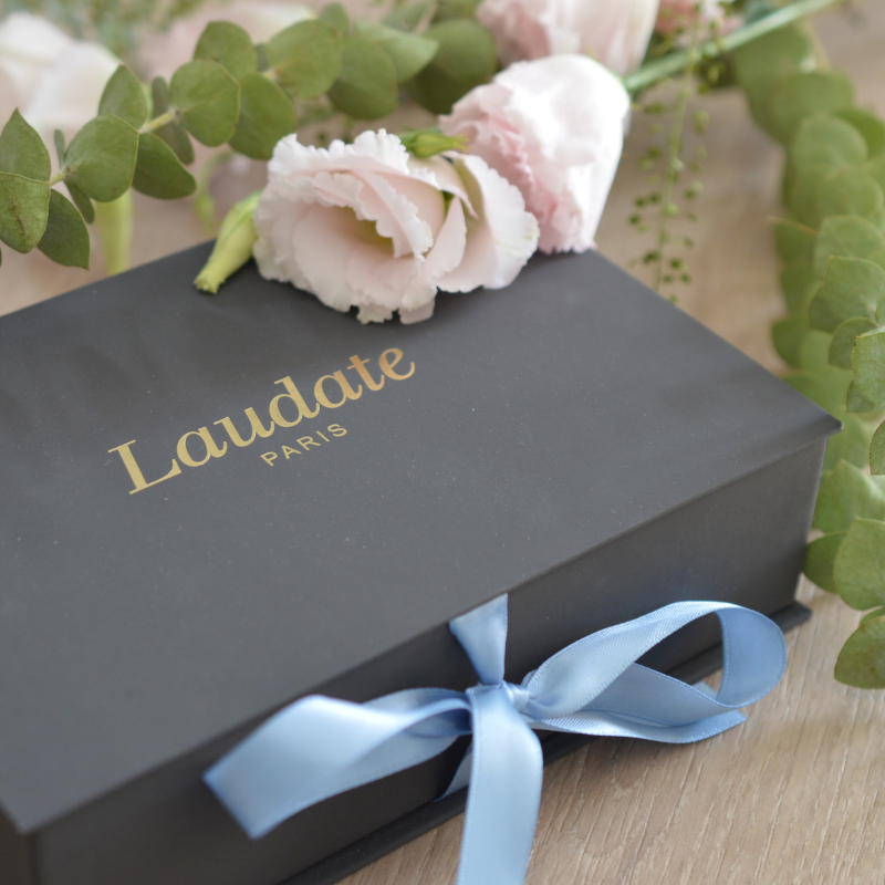 Maison Laudate - Anillo de sello personalizable en oro blanco de 18 quilates Nicolo