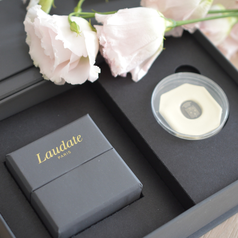 Maison Laudate - Anillo de sello personalizable en oro blanco de 18 quilates Nicolo