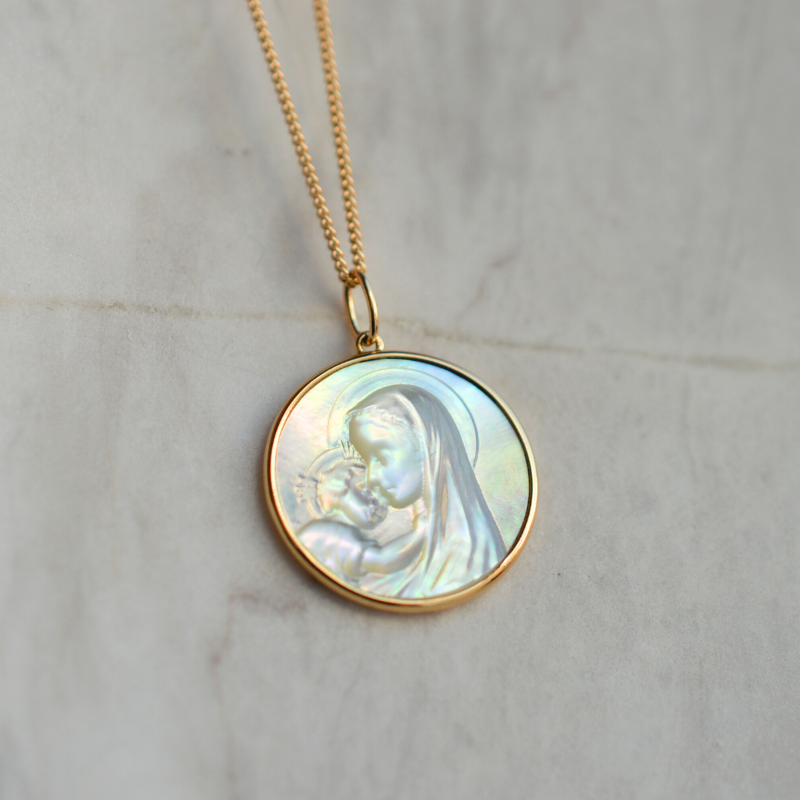 Medalla de Bautizo Virgen con Niño Radiante en Nácar y Oro de 18 quilates