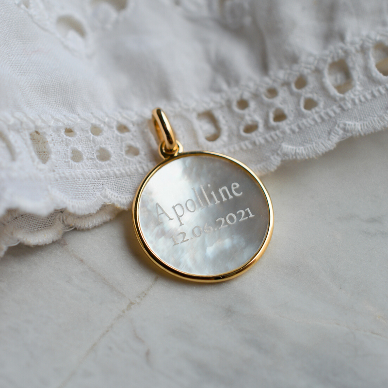 Medalla de Bautizo Virgen con Niño Radiante en Nácar y Oro de 18 quilates