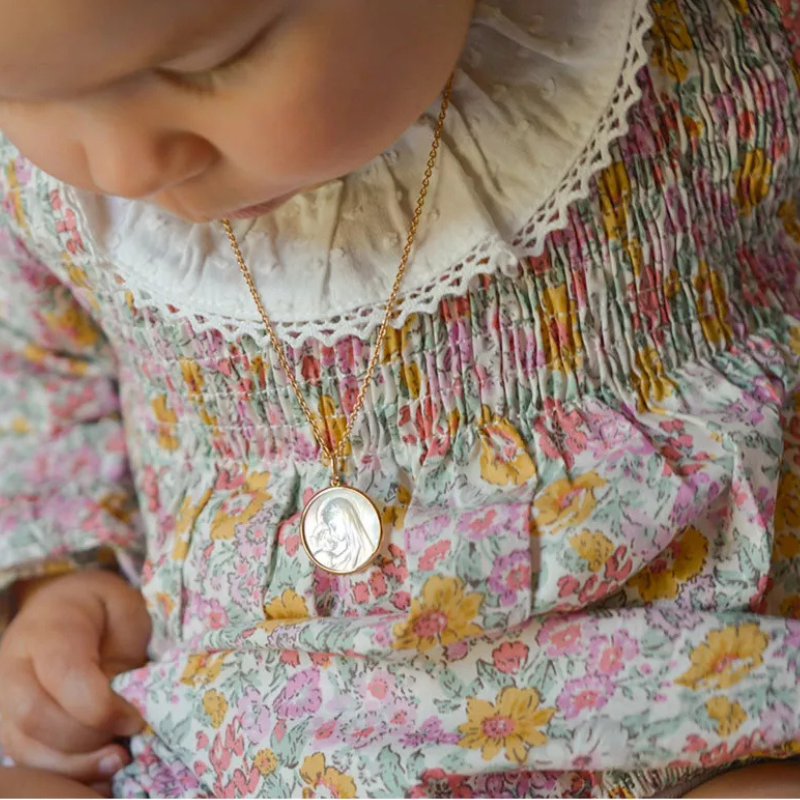 Medalla de Bautizo Virgen con Niño Radiante en Nácar y Oro de 18 quilates