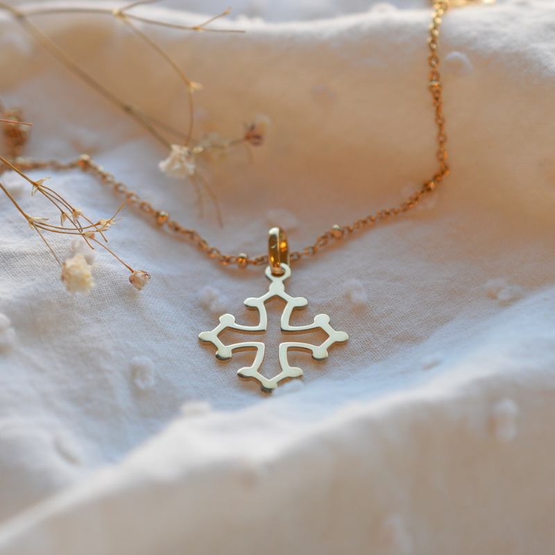 Cruz de Solidaridad vaciada en oro amarillo de 18 quilates - Casa Laudate