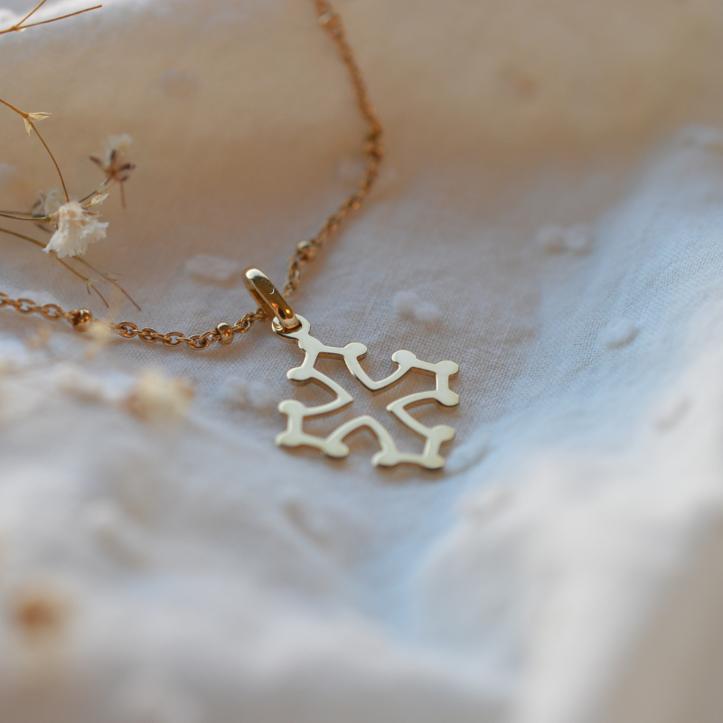 Cruz de Solidaridad vaciada en oro amarillo de 18 quilates - Casa Laudate