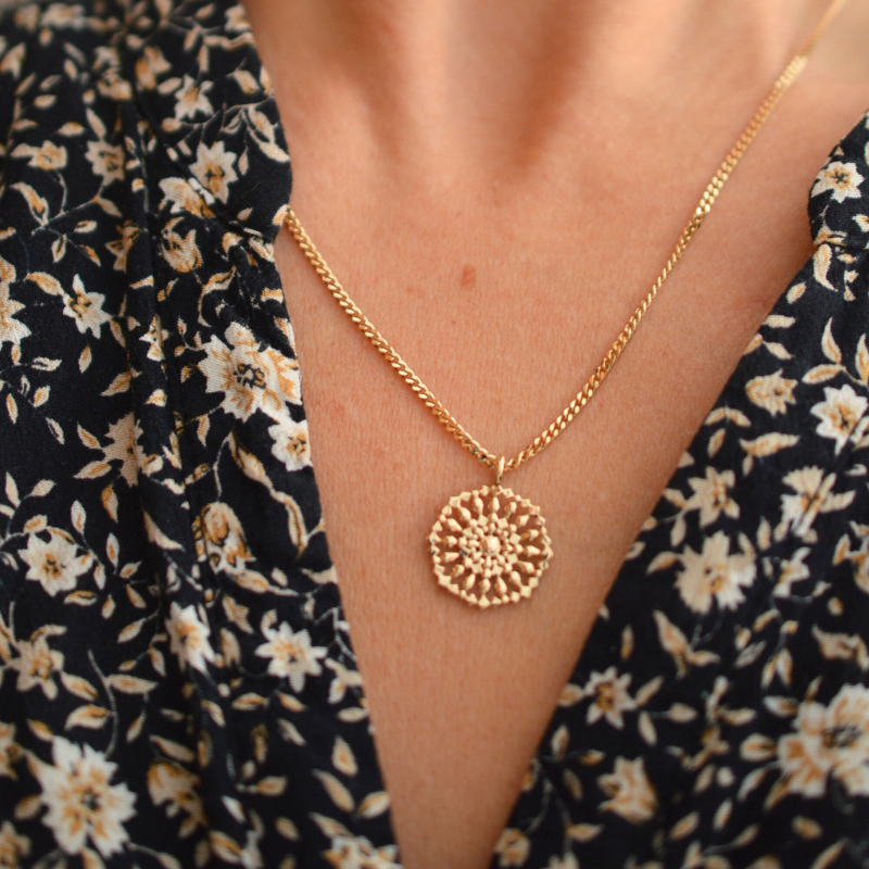 Colgante de rosetón en oroChapado - Maison Laudate