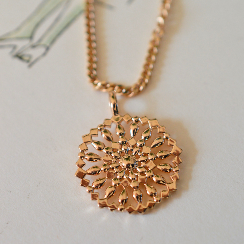 Colgante de rosetón en oroChapado - Maison Laudate