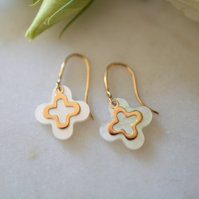 Pendientes cruz románica con nácar y oro de 18 quilates - Maison Laudate