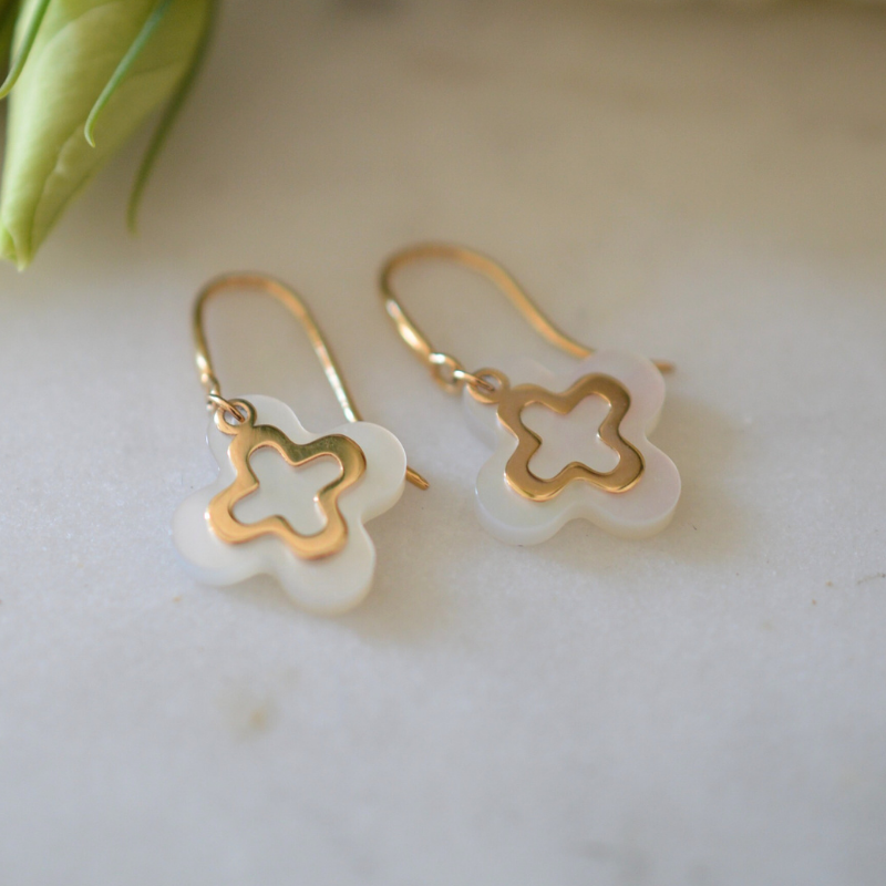 Boucles d'oreilles Croix Romane Nacre et Or 18 Carats - Maison Laudate