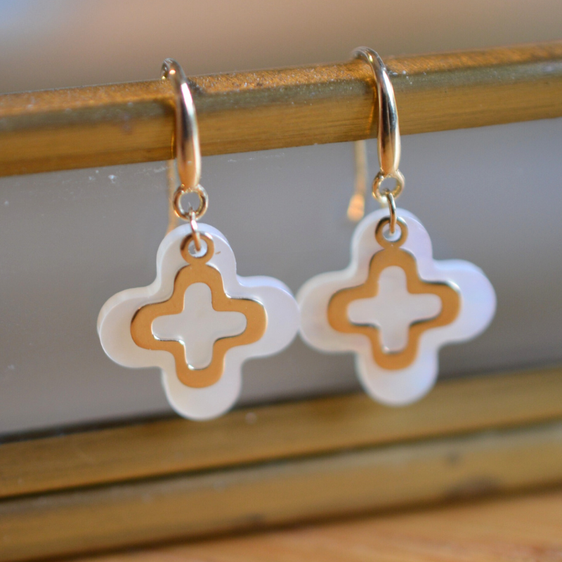 Pendientes cruz románica con nácar y oro de 18 quilates - Maison Laudate