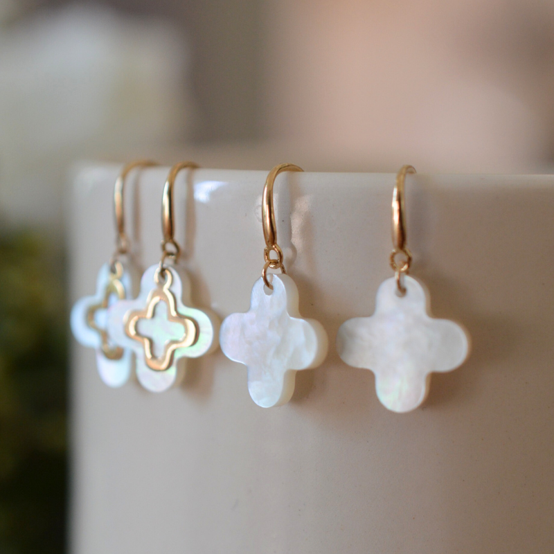 Boucles d'oreilles Croix Romane Nacre et Or 18 Carats - Maison Laudate