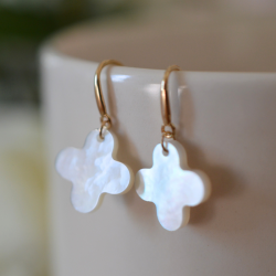 Aretes Cruz Romana nácar