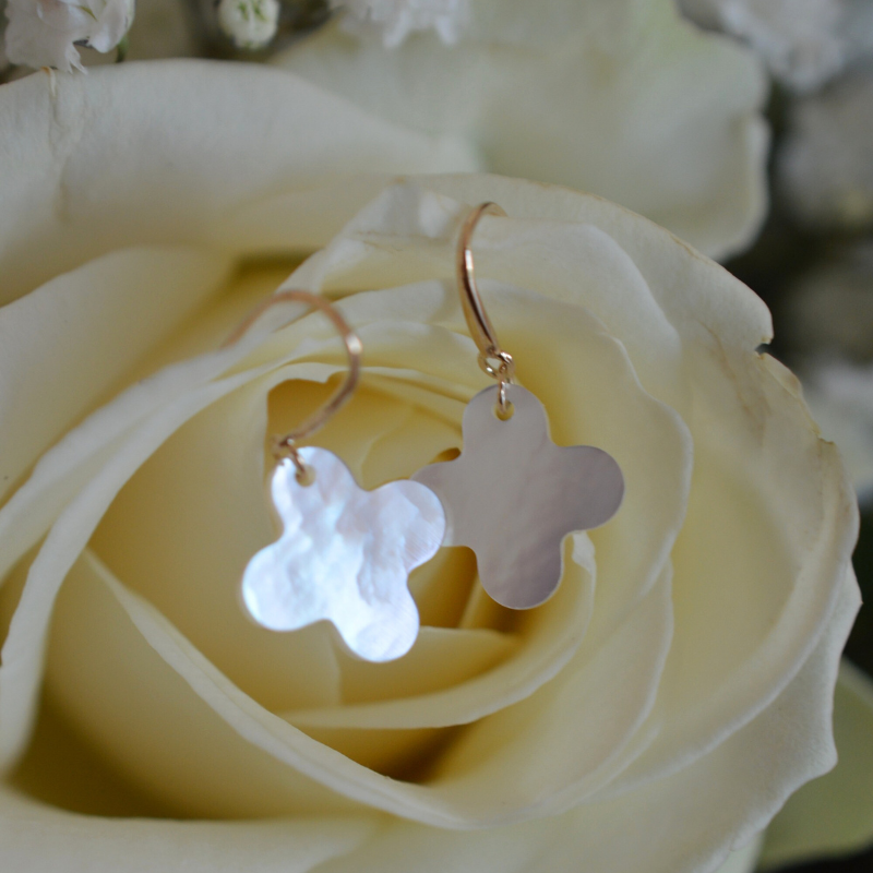 Pendientes de Cruz Romana Madre Perla & Oro 18 Kilates