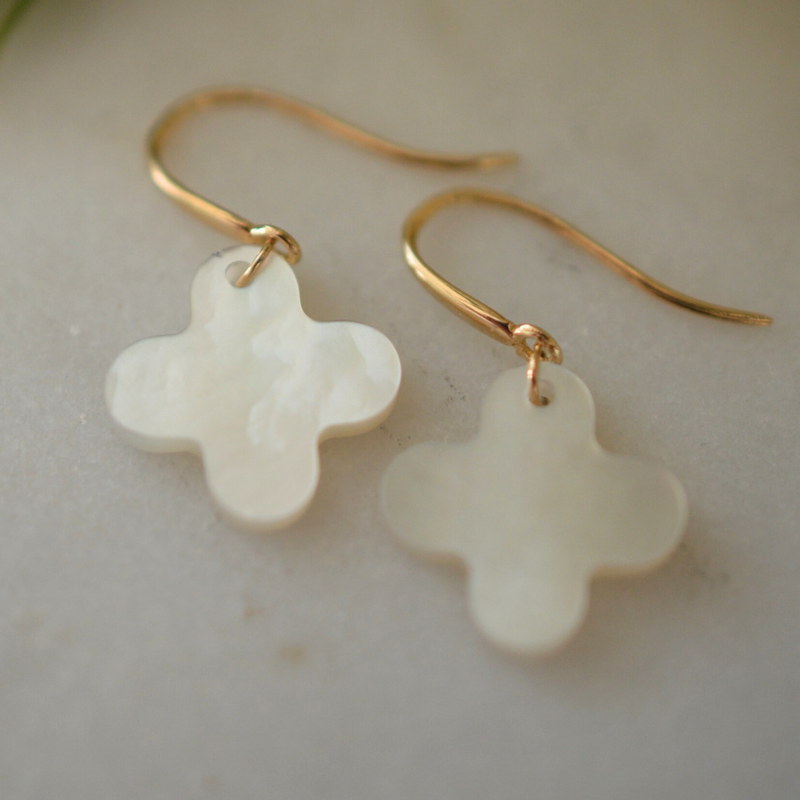 Pendientes de Cruz Romana Madre Perla & Oro 18 Kilates