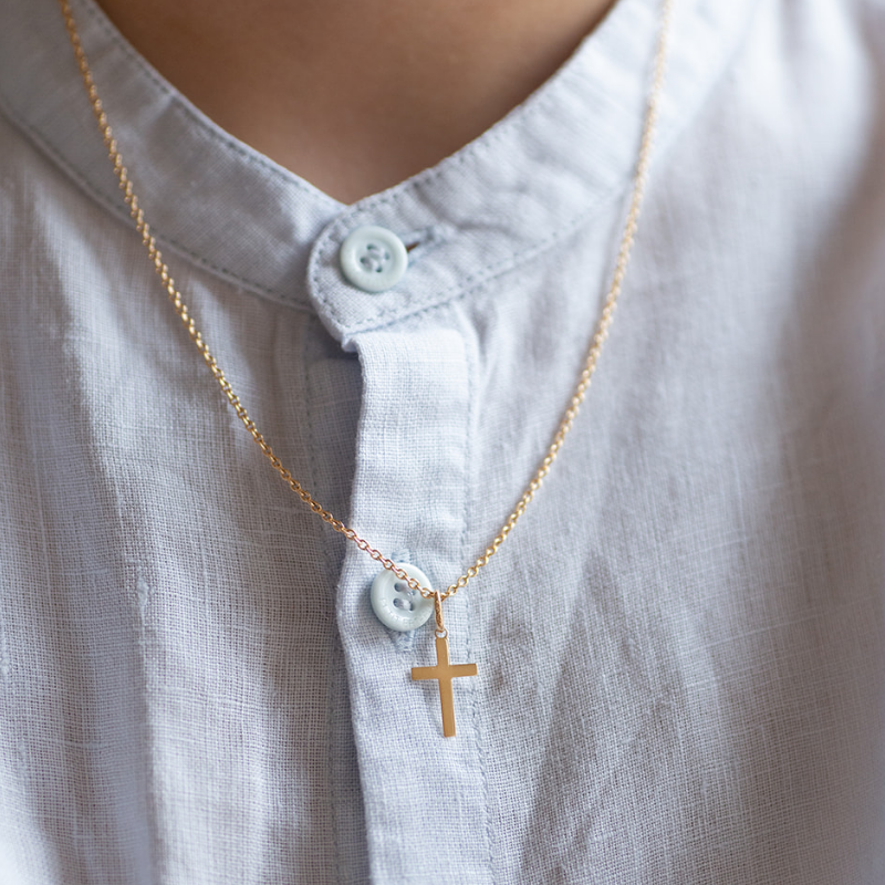 Mini colgante de cruz latina para mujer en oro amarillo de 18 quilates