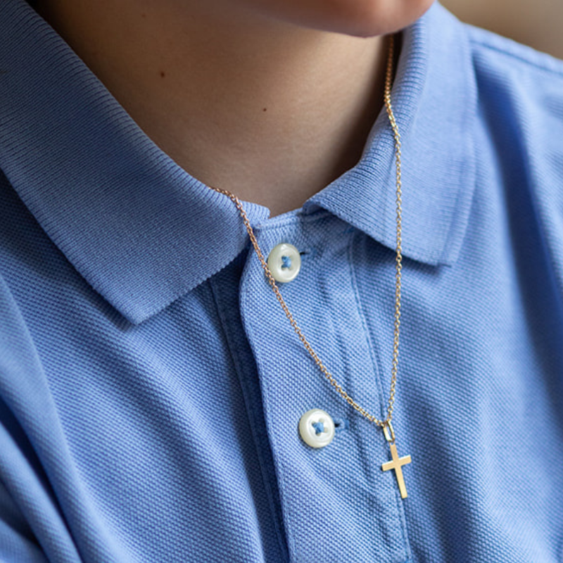 Mini colgante de cruz latina para mujer en oro amarillo de 18 quilates